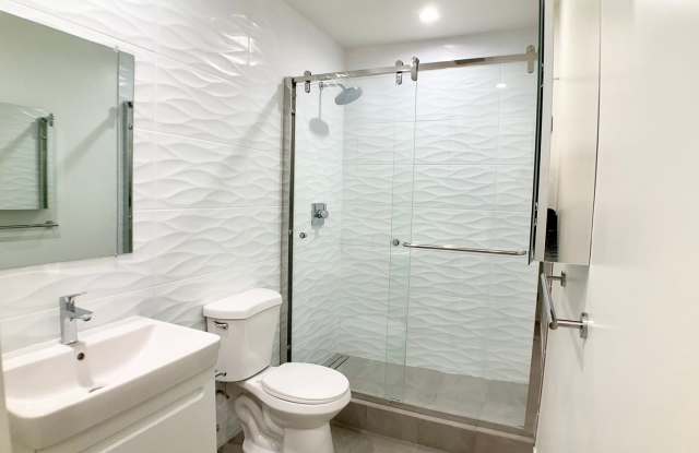 REMODELED 1/1.  In-Unit W/D!  Dishwasher! Roof Deck! Great Light! Gallery 4