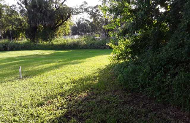 Great location two bedroom one bath with a garage Gallery 3