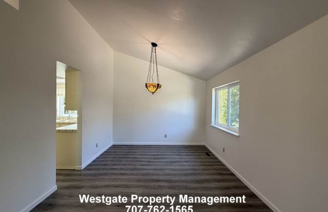 Lovely 3/2.5 East Petaluma Home - 1604 Cerro Sonoma Circle Gallery 4