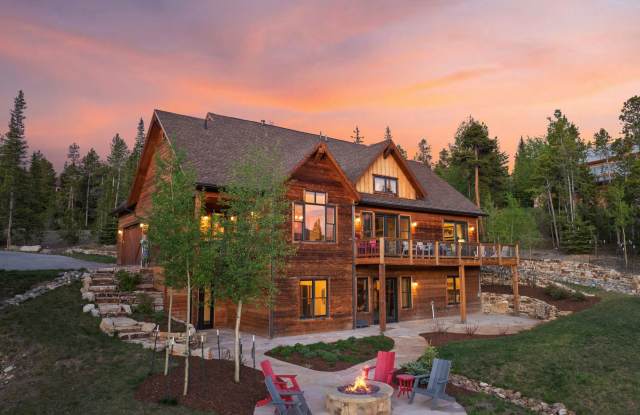 Luxury 5 Bedroom and 4 Bath on 5 Acres Available for Holiday Season! 1 to 2 Month Term. Gallery 1
