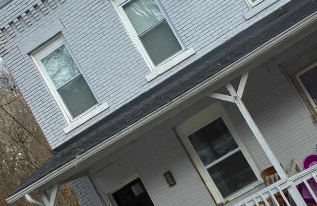 2 Bed 2 Bath Located on Balsam! Ac and Laundry! photos photos