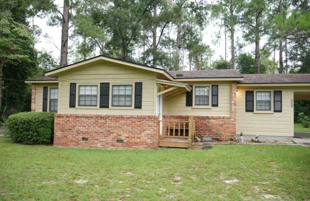 Home in Hahira in the country - 5823 Snake Nation Road, Lowndes County, GA 31632