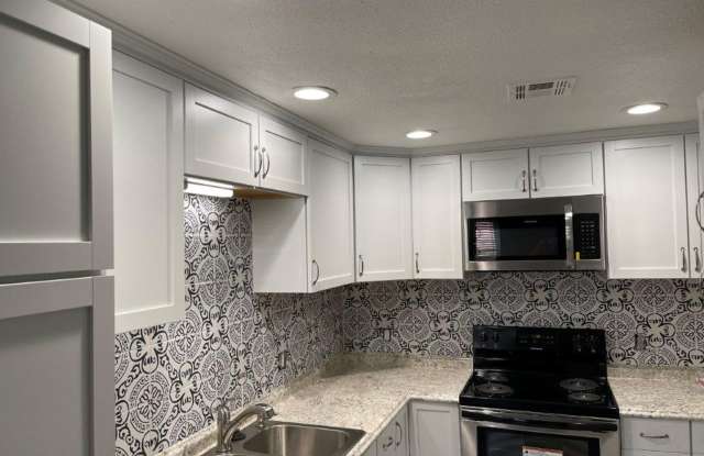 Pets OK! Moore Schools, 2 bed 2 full bath duplex with fenced yard and one car garage! Gallery 3