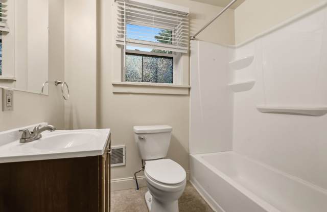 Gorgeous 2 bedroom home in Greenfield available now! Gallery 3