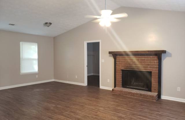 Spacious Ranch-Style 3 Bedroom Home with Bonus room Large back yard! Gallery 3