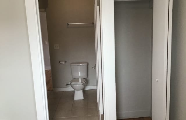 Single Family Home 3 beds 2 full bath Available Now! Gallery 3