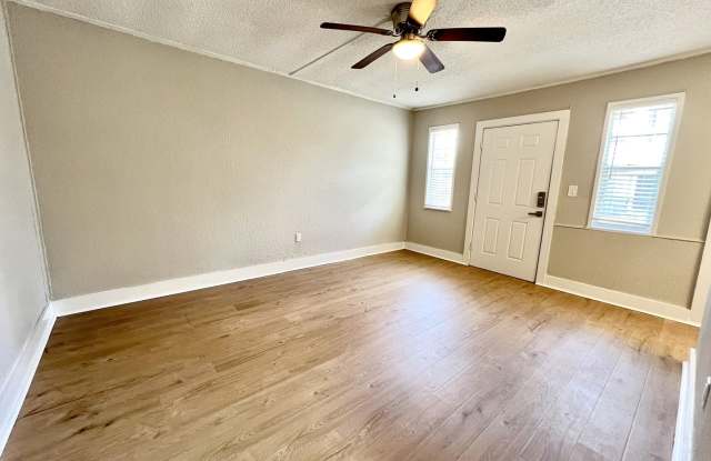 Renovated 2 Bedroom Jacksonville Heights Duplex Apartment Gallery 4