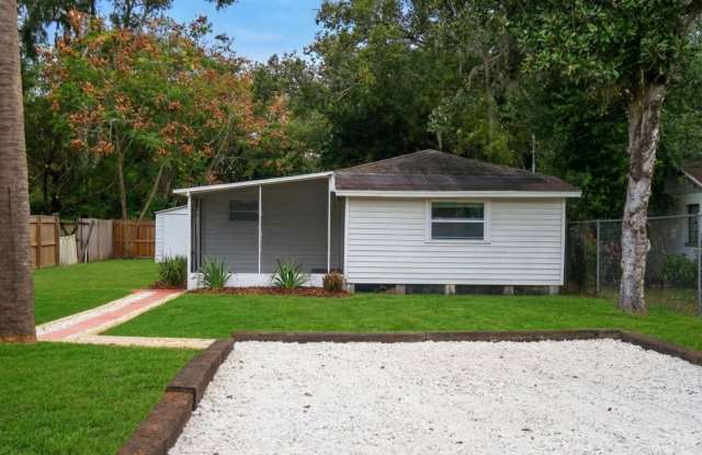 Half Off! 1 Bedroom, 1 Bathroom Home for Rent in Zephyrhills! - 4829 6th Street, Zephyrhills, FL 33542