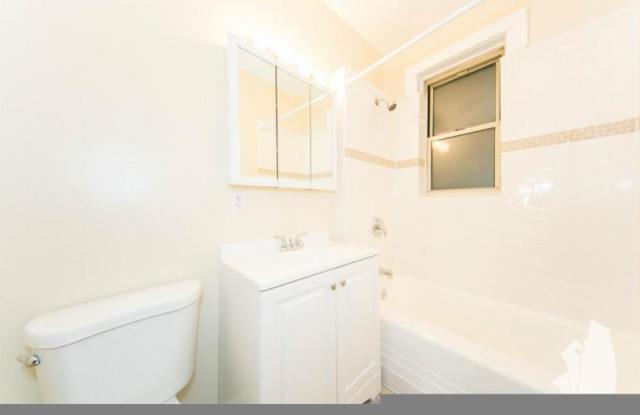 1607 West Berteau Gallery 3