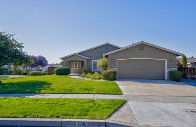 1305 NE TUCSON WAY, BEND, OREGON 97701 - THE VILLAGE  RENT REDUCED $100! Gallery 1