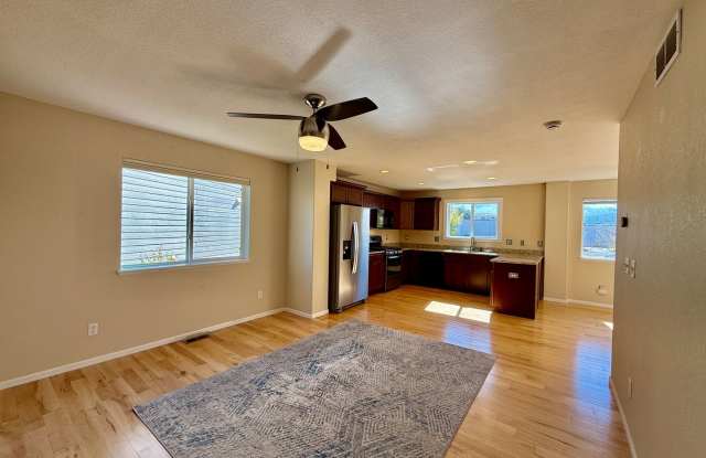 Spacious 3-Bed Home with Mountain Views Near Voyager & Interquest Gallery 4