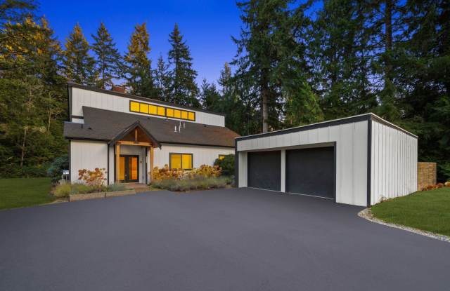 Redmond 4BD / 3BA Home with Central A/C on 3 Acres – Available Now photos photos