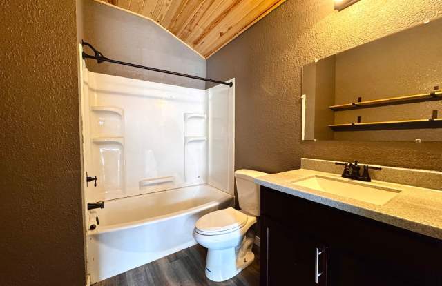 1 Bedroom/1 Bathroom Tiny Home Cottage in Sulphur Rock Gallery 4