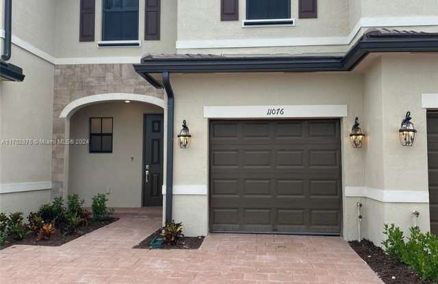 11076 W 33rd way - 11076 West 33rd Way, Hialeah, FL 33018