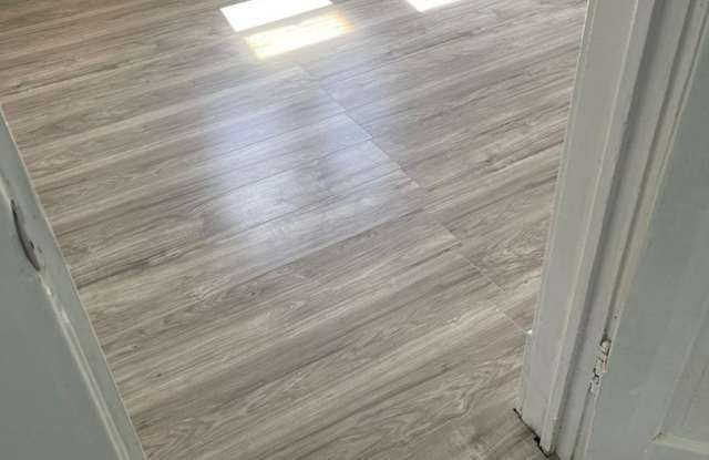 Charming 2 BD 1 Bath (1st floor) Gallery 4