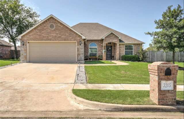 Prime Location! 3 bed/ 2 bath! Coming Soon! photos photos