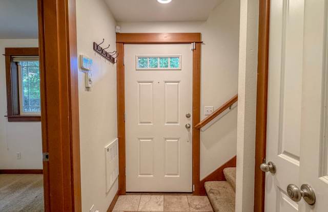 Gorgeous 3bd/2.5bth Central District Townhome, $3,675/mo. Gallery 4