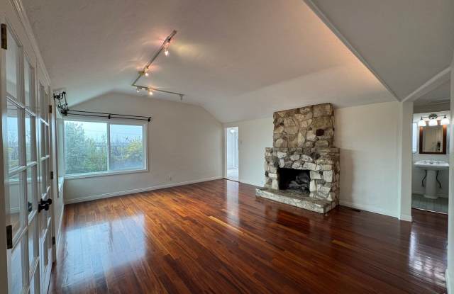 Stunning 2 Bedroom and 2 Bathroom Back House Available Now! photos photos Stunning 2 Bedroom and 2 Bathroom Back House Available Now! photos photos