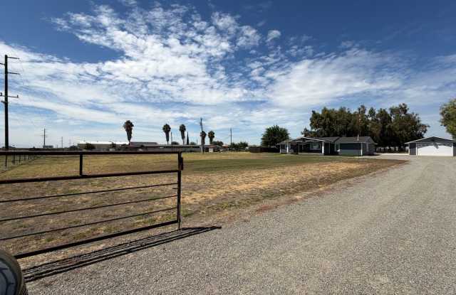 Beautiful Fully Furnished Remodeled Ranch Home on 1.84 Acres Gallery 4