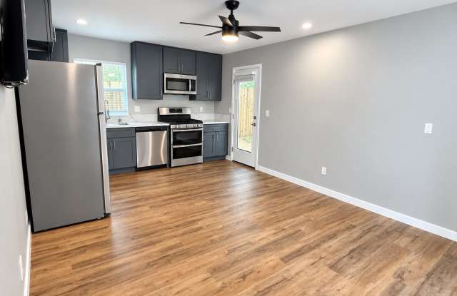 Rare 4-Bedroom, 4-Bathroom Home Near Campus with a Great Courtyard! Gallery 4