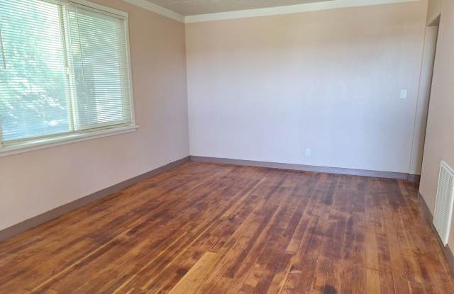 Quaint 2 bedroom 1 Bathroom Duplex Gallery 3