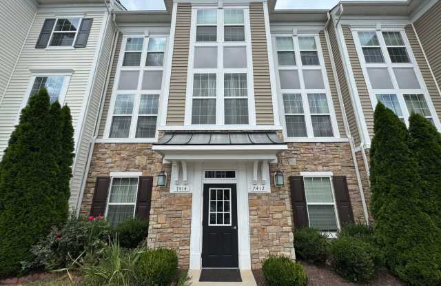 Stylish 3 Bed 3 Bath Townhome With Patio And Balcony In Manssas photos photos