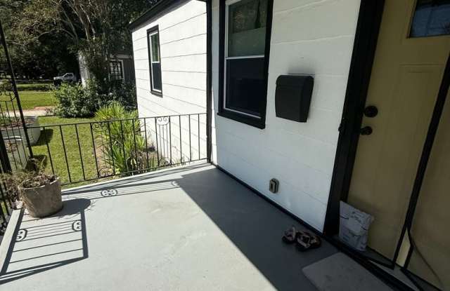 Charming (frunished) 2BR Savannah Bungalow with Fenced Yard Gallery 3