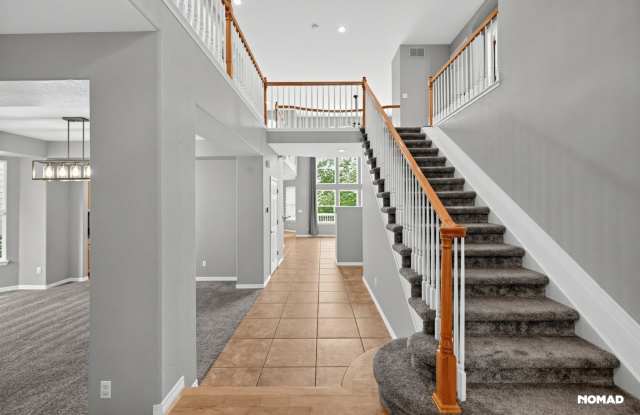 Spacious 5BR House in Aurora Gallery 3