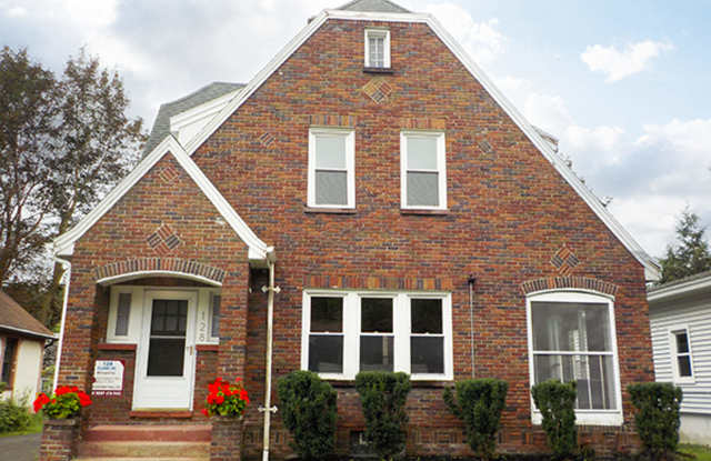Charming Single Family Home In Residential Area - Avail. 8/1/26 photos photos