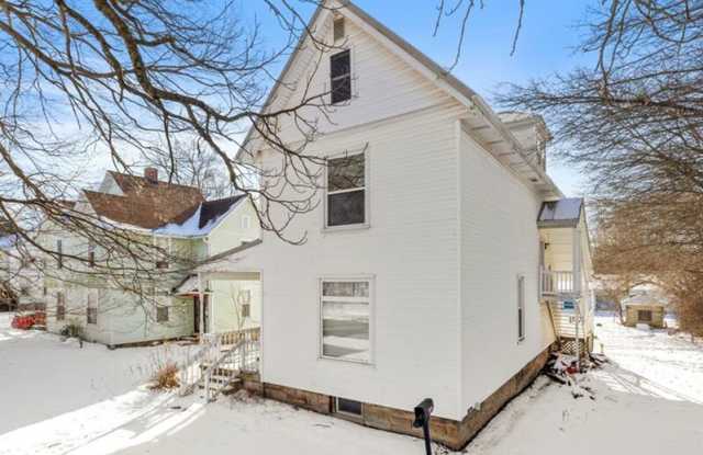 520 1/2 W Bucyrus St- TOP FLOOR photos photos