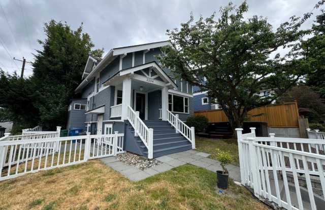 Warm  cozy 5 bed 2.5 bath home in the heart of QueenAnne in Seattle photos photos
