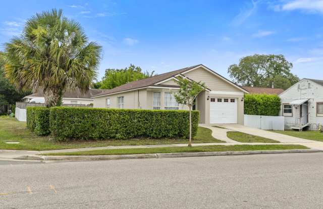 Winter Park 3 bedroom steps to shopping, dining. Gallery 3