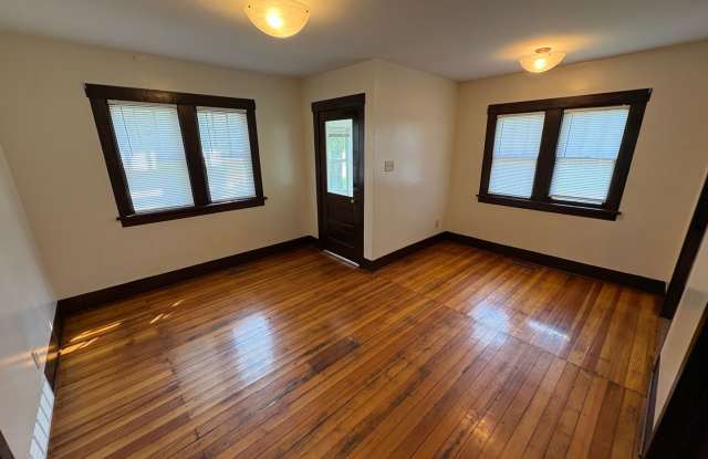 CRETE: Charming Home, 2 Stall Garage, Washer/Dryer Included Gallery 3