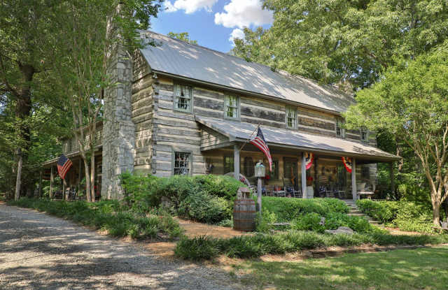 Custom- Built, Log Home in Martin, TN! (WEEKLY RENTAL ONLY) photos photos