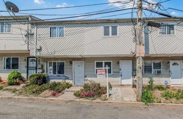 22 Betty Court - 22 Betty Court, Staten Island, NY 10303