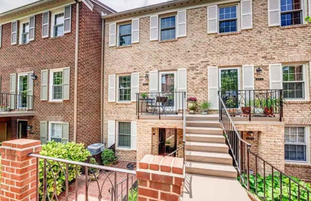 Sun-Drenched 2BR/2.5 BA Townhouse Condo in Gated Sutton Place photos photos Sun-Drenched 2BR/2.5 BA Townhouse Condo in Gated Sutton Place photos photos