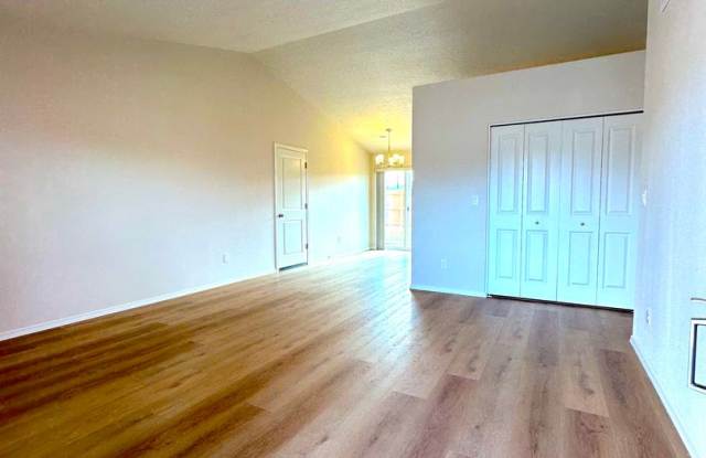 3 Bedroom With Large Backyard in North Redmond Gallery 4