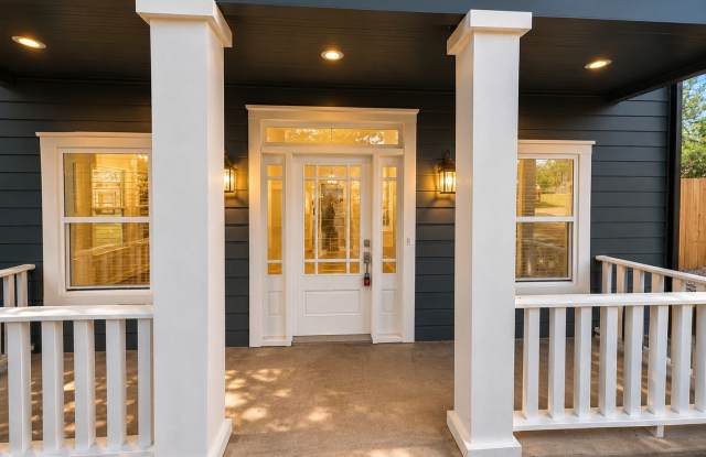 804 E Dean Keeton  - Spacious House across the street from UT law - large deck and balcony with great views. Gallery 3