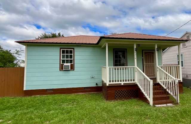 Freshly Renovated 2/1 in Marianna with Large Fenced Back Yard Gallery 1