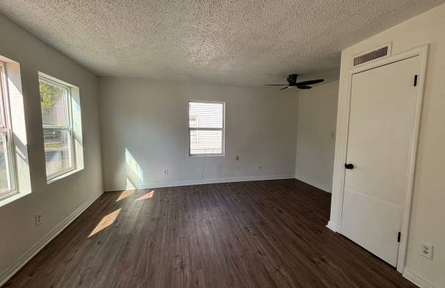 2 Bedroom, 1 Bathroom Home with Fenced Backyard located Northeast Wichita Gallery 4