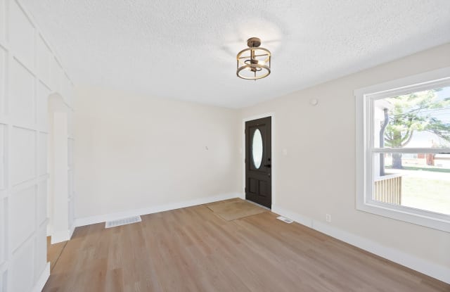Dream House! Three Bedroom fully Renovated Ranch-style home! Gallery 3