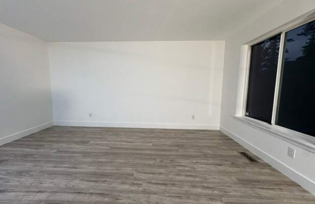 MOVE-IN SPECIAL: Spacious 3-Bedroom Beaverton Home with Attached Garage & Fireplace! Gallery 4