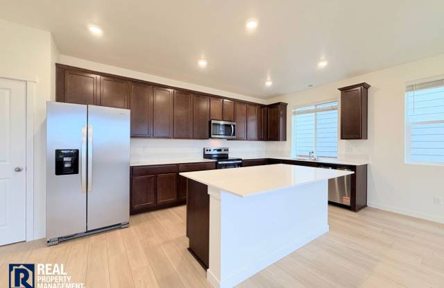 Modern Puyallup Living | Spacious Loft, Covered Patio & Central A/C Gallery 3