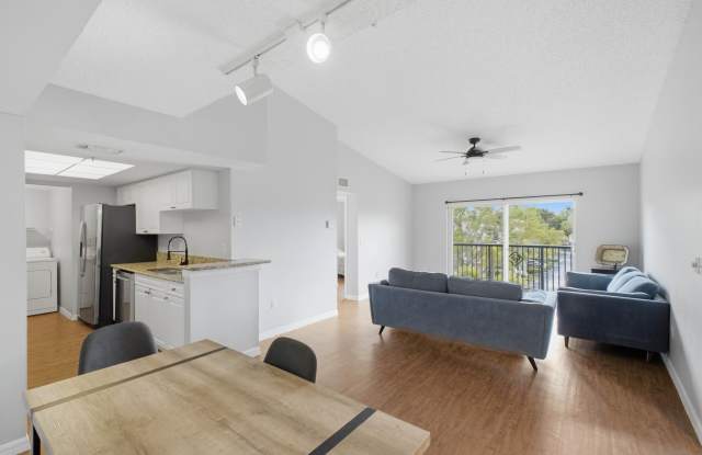 900 Crestwood Court S Gallery 3