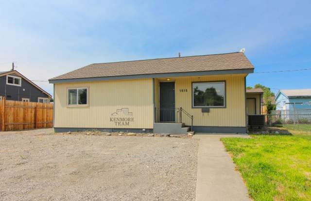 2 Bedroom, 1 Bath Home in Central Richland - Detached Garage! Gallery 1
