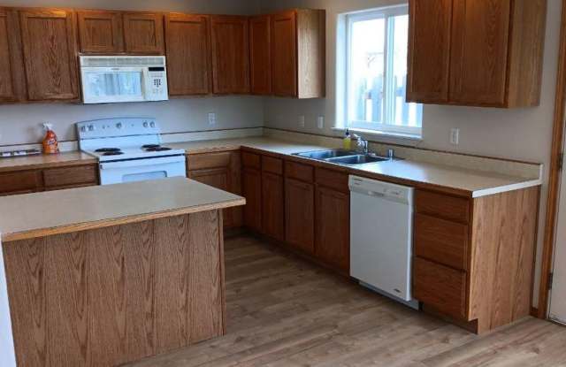 Three bedroom townhome with fenced backyard - 1997 Greatview Drive, Kalispell, MT 59901