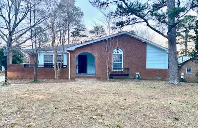 Nice quiet neighborhood -3 bed,2 bath brick ranch, fence yard minutes to Uptown photos photos