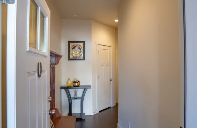4154 N Cresthaven Ln Gallery 2