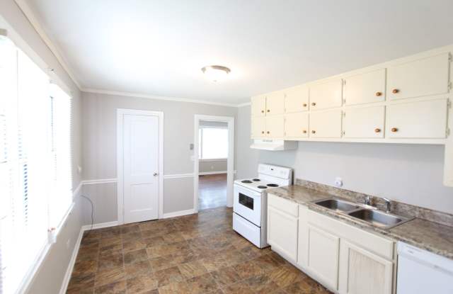 New On The Market! 3 Bedroom 1 Bath Gallery 3