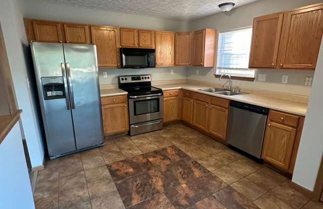3-Bedroom, 2-Bathroom Home with Fenced-in Backyard! Gallery 4
